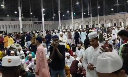শবেবরাতে জাতীয় বায়তুল মোকাররম মসজিদে দফায় দফায় নামাজ আদায় করছে মুসুল্লিরা